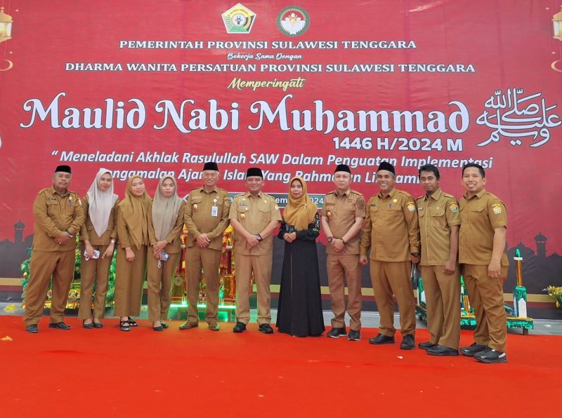 Pj Gubernur Sultra, Abdap Budhi Revianto didampingi Sekda Sultra,H. Asrun Lio dan Ketua DWP Sultra, Hj. Munanah Asrun Lio pose bersama panitia kegiatan dalam hal ini Kepala Biro Kesra Setda Sultra, Iwan Susanto dan para panitia dari Biro Kesra Setda Sultra lainya.