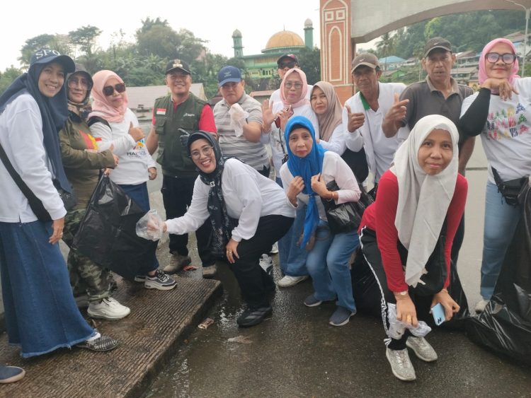 Alumni SMP Negeri 6 Kendari bersama Camat Kendari melaksanakan aksi bersi-bersih di Kawasan Jalan Wisata Toronipa Kota Kendari, Minggu (29/06/2025).