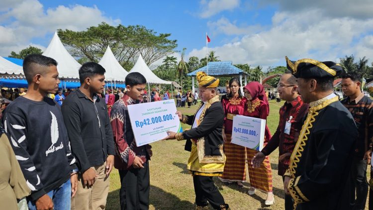Bupati Muna Barat, La Darwin menyerahkan santunan kepada ahli waris pekerja rentan di Muna Barat.