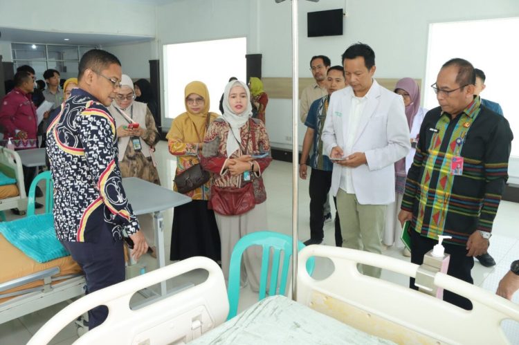 Plt. Direktur RSUD Kota Kendari Juriadi Paddo (kanan) mendampingi tim Kementerian Kesehatan melakukan verifikasi layanan cuci darah di RSUD Kota Kendari. Foto: Sumarlin / Media Online Mitra Nusantara.