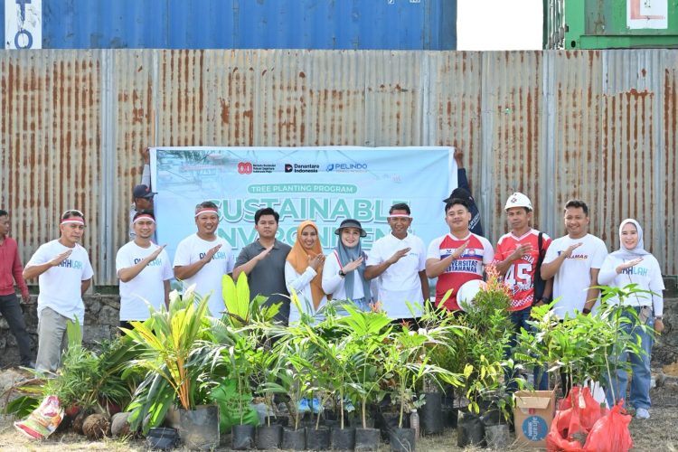 PT Pelindo Terminal Petikemas Kendari melaksanakan penanaman 100 pohon dalam rangka penghijauan dan memperingati HUT RI ke-80