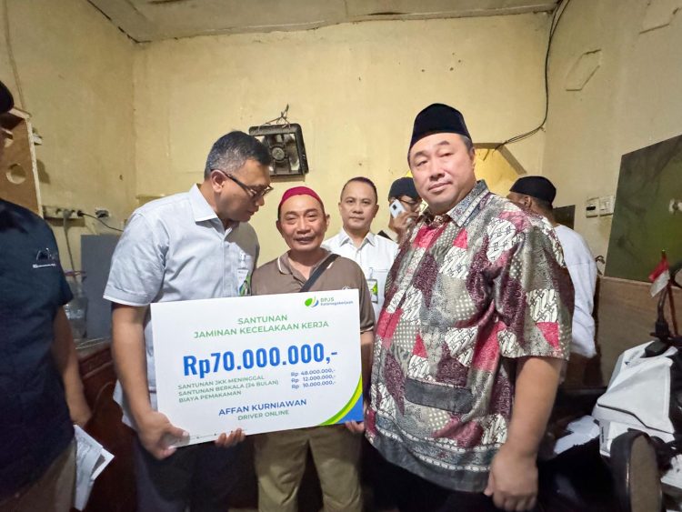 Penyerahan santunan kepada ahli waris Drive ojol yang meninggal dunia saat unjuk rasa di Jakarta.