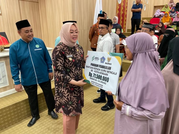 Wali Kota Kendari, Siska Karina Imran menyerahkan bantuan program Fasabilillah kepada para guru mengaji di Kota Kendari, Jumat (22/08/2025).