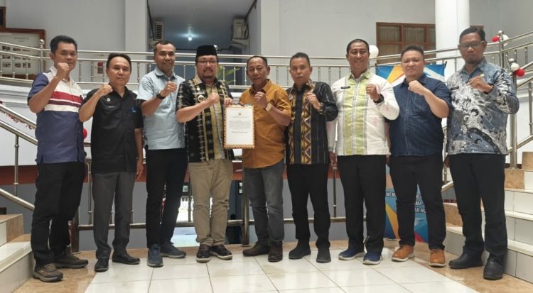 Foto bersama jajaran Pemkab Konawe Utara usai menghadiri evaluasi keuangan daerah di Pemprov Sultra.