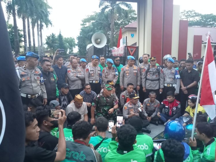 Kapolda Sultra, Irjen Pol Didik Agung Widjanarko menemui massa aksi di depan Mapolda Sultra.