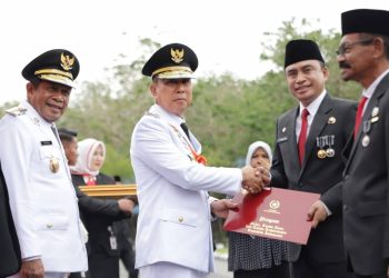 Rayakan HUT ke-80 RI, Gubernur Sultra Serahkan Satyalancana Karya Satya untuk ASN Berdedikasi