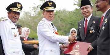 Rayakan HUT ke-80 RI, Gubernur Sultra Serahkan Satyalancana Karya Satya untuk ASN Berdedikasi