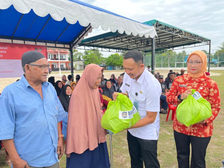 Penyerahan bantuan sosial kepada masyarakat kurang mampu di Tanjung Uban, Kepulauan Riau.