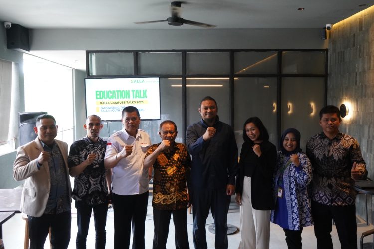 Foto bersama usai sosialisasi Proagram Beasiswa Hadji Kalla di Kota Kendari.