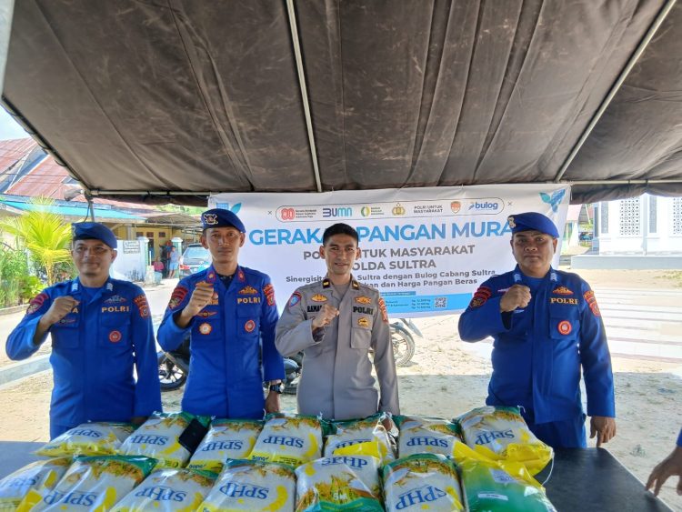 Personil Polda Sultra menyalurkan tiga ton beras untuk membantu masyarakat mendapatkan bahan pokok dengan harga terjangkau di Kecamatan Abeli Kota Kendari.