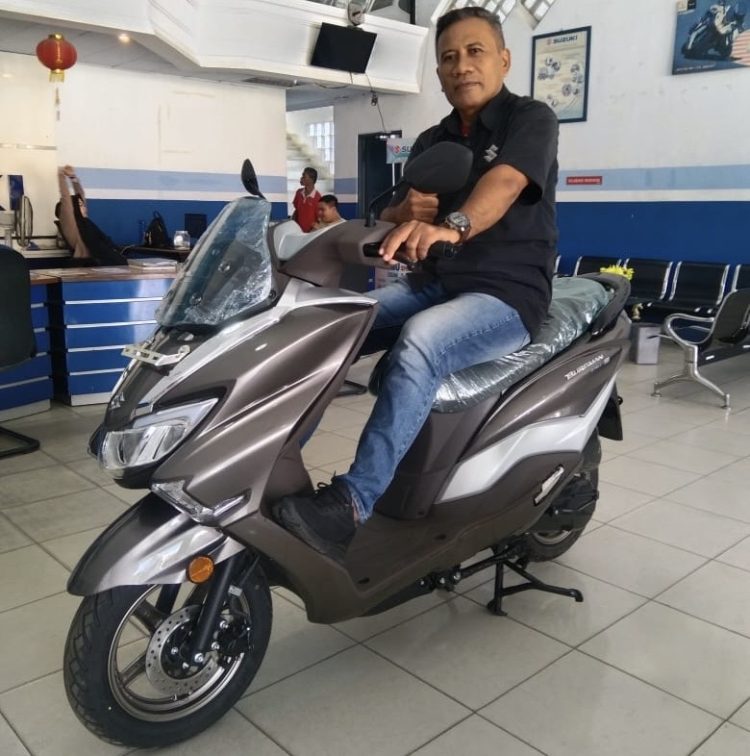 Branch Manager PT Sinar Galesong Mandiri (SGM) Cabang Kendari, Ugas memperkenalkan unit Suzuki Burgman Street 125.