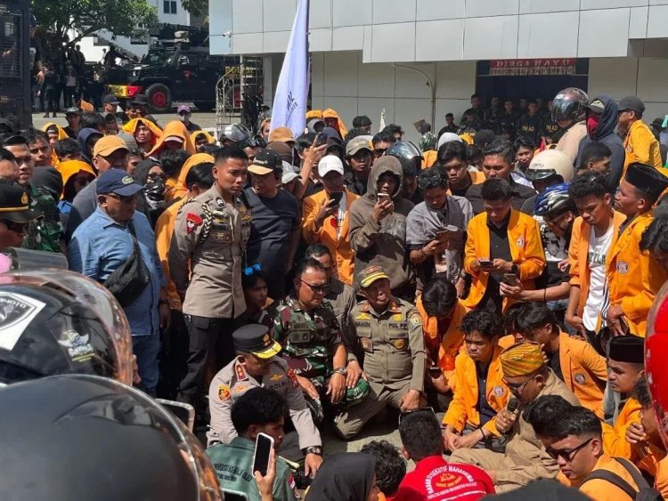 Danrem 143 Haluoleo, Brigjen TNI Raden Wahyu Sugiarto menemui massa aksi demonstrasi di Kantor DPRD Sultra.