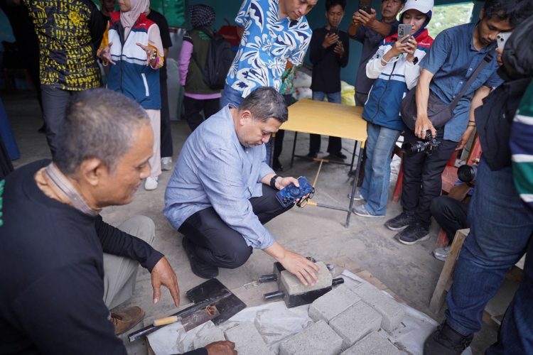 Wali Kota Makassar, Munafri Arifuddin meninjau lokasi pelaksanaan program Binaan CSR Pertamina Patra Niaga Sulawesi di Makassar.