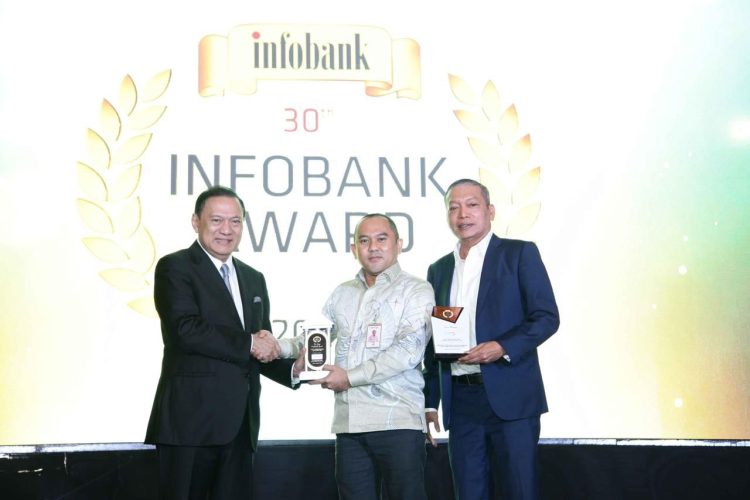 Kepala Bank Sultra Cabang Jakarta, Darwis menerima penghargaan Infobank Banking Appreciation 2025 di Jakarta.
