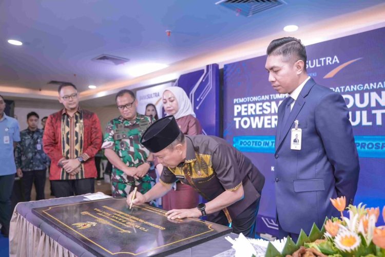 Gubernur Sultra, Andi Sumangerukka didampingi Dirut Bank Sultra, Andri Permana Diputra Abubakar saat meresmikan Tower Bank Sultra.