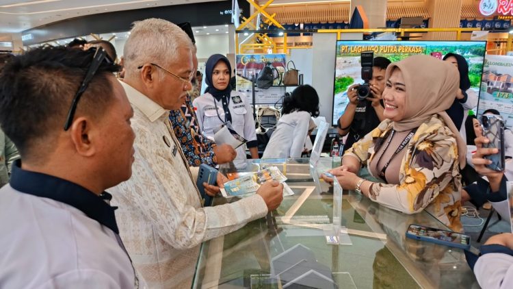 Sekda Sultra, Asrun Lio didampingi Dirut PT Margahayu Mega Utama, H.Muhammad Rustan meninjau booth  penjualan perumahan di Bale Properti Expo 2025 di The Park Mall Kendari. Foto : Herdy Suparmanto