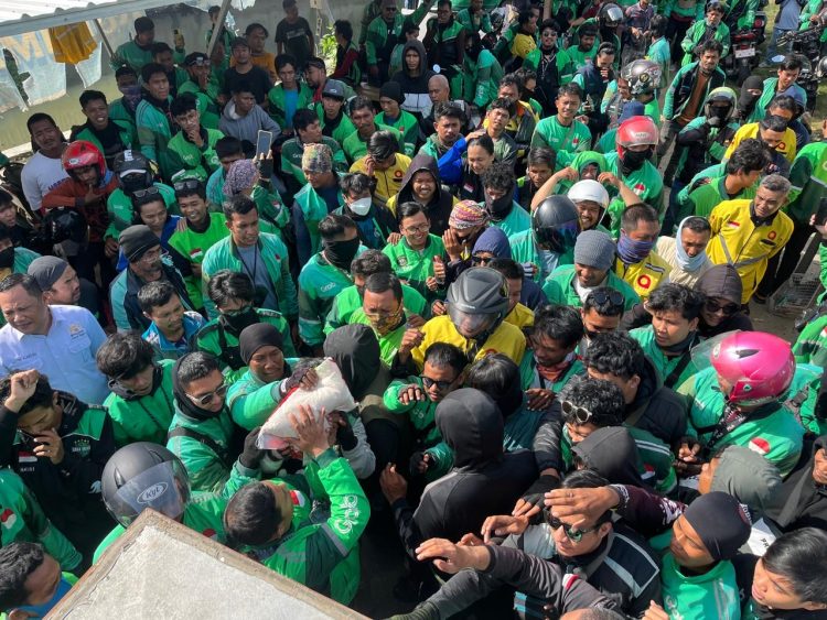 Tampak pengemudi ojek online di Kota Kendari sangat antusias dengan penyaluran bantuan beras Kadin Sulawesi Tenggara.