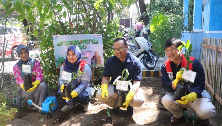 PT Pertamina Patra Niaga Sulawesi menyalurkan bantuan TJSL disektor lingkungan di Makassar.