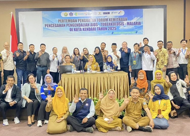 Kadis Kesehatan Kota Kendari, Hj.Hasria bersama jajaran foto bersama usai Pertemuan Penguatan Kemitraan penanganan ATM di Kota Kendari.