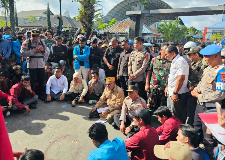 Kapolda Sultra, Irjen Pol. Didik Widjanarko mendampingi Ketua DPRD Sultra, La Ode Tariala menemui massa aksi demonstrasi di Kantor DPRD Sultra.