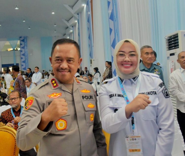 Wali Kota Kendari, dr.Hj.Siska Karina Imran bersama Kapolda Sultra, Irjen Pol Didik Agung Widjanarko.