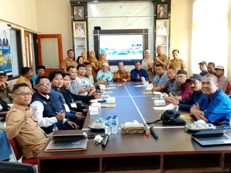 Foto bersama usai workshop pembuatan pakan ikan yang digelar Dinas Perikanan Kota Kendari.