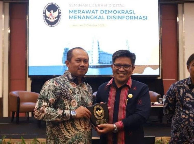 Kadis Kominfo Provinsi Sultra, Ridwan Badallah menerima penghargaan dari Kemenko Polkam RI.