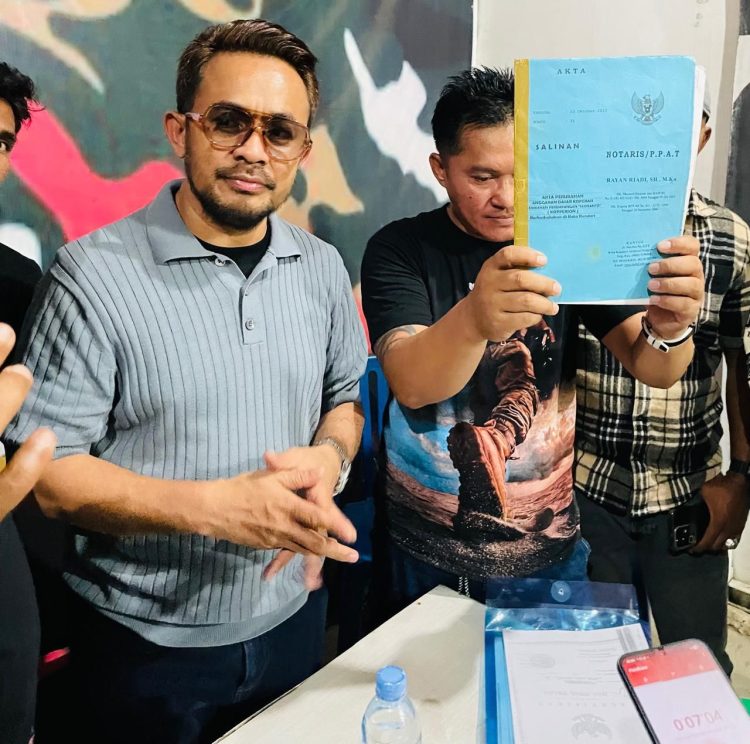 Anggota DPD RI Umar Bonte turun langsung mendapatkan data untuk penyelesaian polemik lahan Kopperson Kendari. Tampak Kuasa Khusus Kopperson Kendari, Fianus Arung memperlihatkan dokumen pendukung kepemilikan lahan. Foto : Agus Setiawan.
