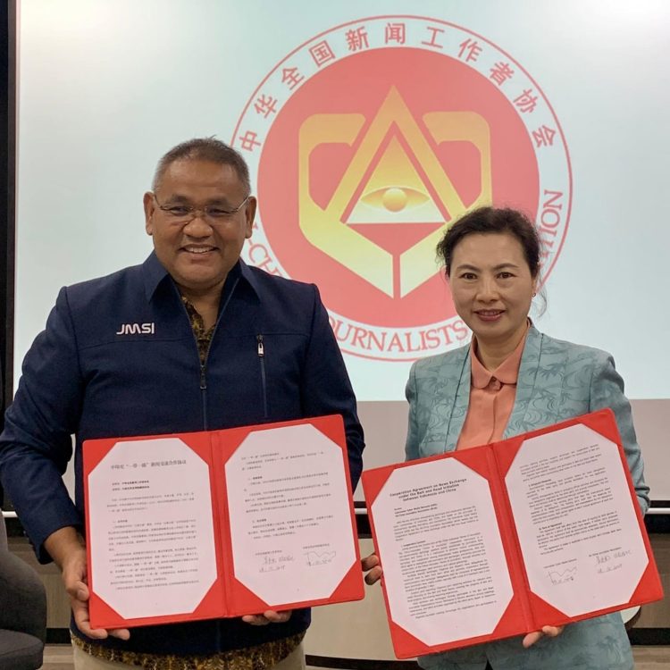 Ketua JMSI Pusat, Dr.Teguh Santosa bersama Perwakilan ACJA foto bersama da. 
memperlihatkan dokumen kerjasama kedua pihak.