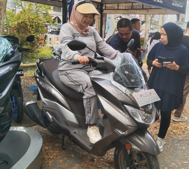 Konsumen Suzuki Burgman 125 sangat antusias menunggangi kendaraannya.