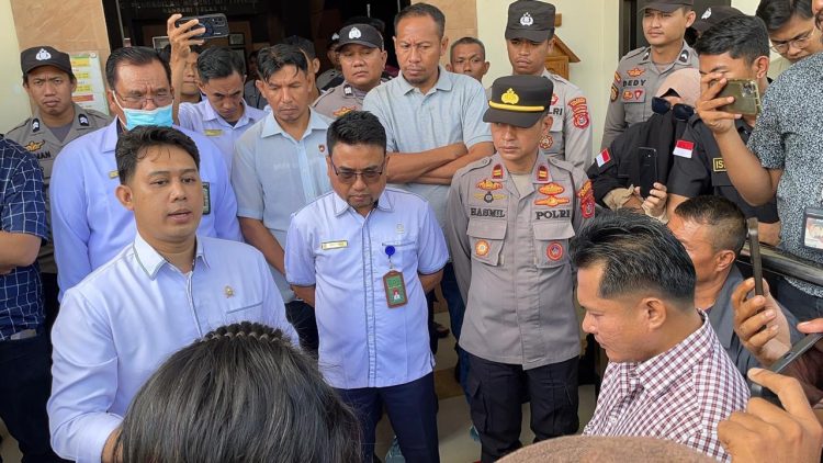 Perwakilan PN Kendari menemui masyarakat Kopperson, Senin (27/10/2025). Foto : Agus Setiawan