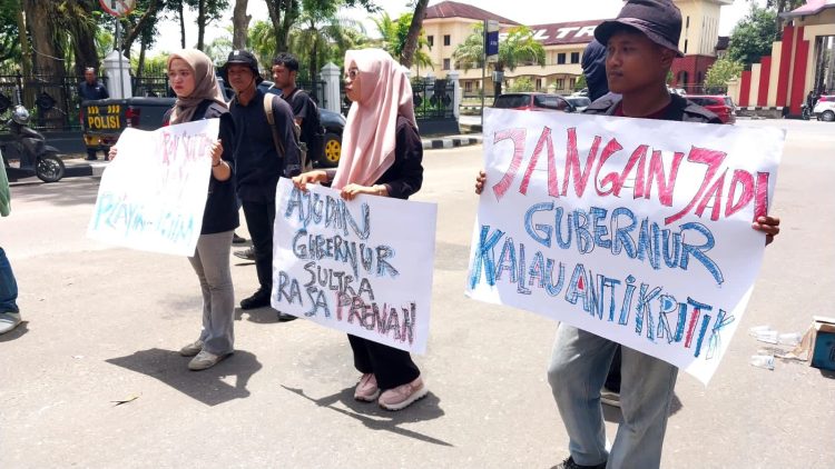 Jurnalis di Kota Kendari saat menyampaikan protes di depan Kantor Gubernur Sultra, Kamis (23/10/2025).