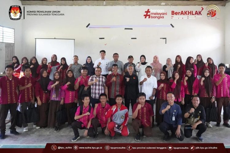 Foto bersama usai Sosialisasi Pendidikan Pemilih Pemula yang digelar KPU Sultra di SMAN 1 Sampara.