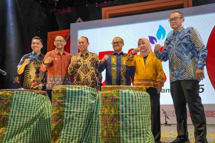 Foto bersama dalam Bulan Inklusi Keuangan (BIK) 2025 di Kota Kendari.