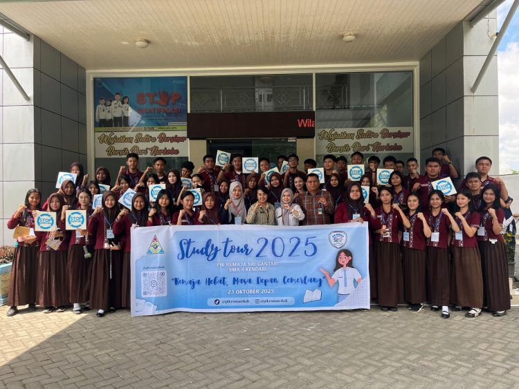 Siswa-siswi SMAN 4 Kendari foto bersama usa menggelar Study Tour di Kantor BNNP Sultra.