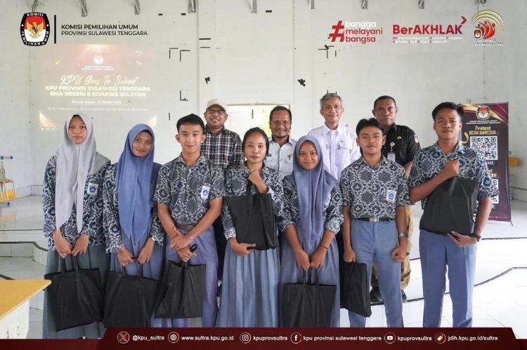 Foto bersama peserta sosialisasi pendidikan pemilih pemula di Konawe Selatan.