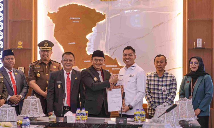 Dirut Bank Sultra, Andri Permana Diputra Abubakar menyerahkan dokumen kerjasama kepada Bupati Konawe, Yusran Akbar.