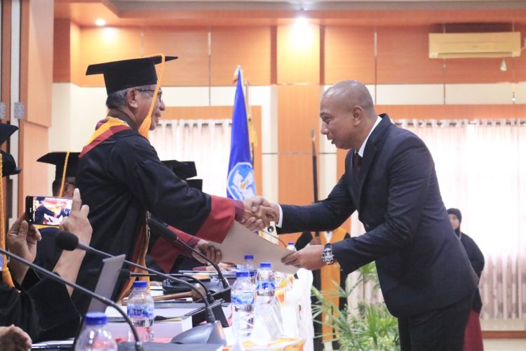 Wadir Diteskrimsus Polda Sultra, AKBP Didik Erfianto menerima penghargaan Program Doktor di Universitas Halu Oleo Kendari.