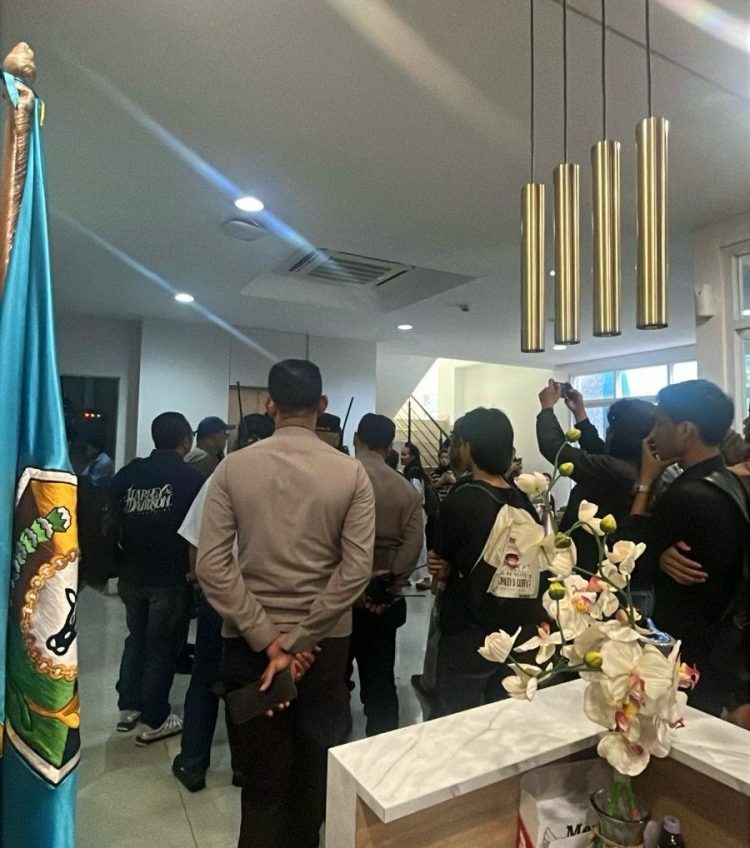Mahasiswa asal Sulawesi Tenggara memprotes kebijakan gubernur di Kantor Penghubung Sultra di Jakarta.