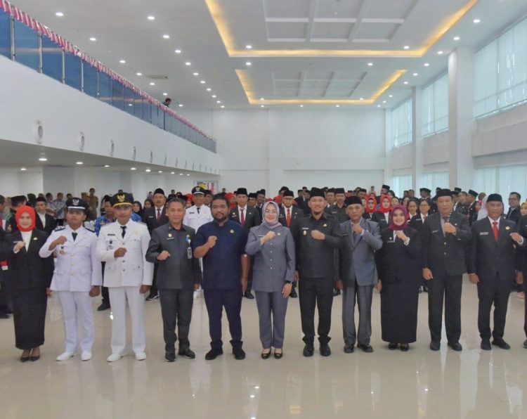 Foto bersama usai pelantikan pejabat lingkup Pemkot Kendari.