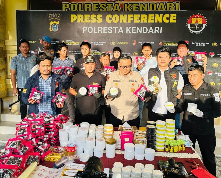 Kapolresta Kendari Kombes Pol Edwin L.Sengka didampingi Wakil Wali Kota Kendari Sudirman saat mengungkap kasus peredaran skin care ilegal di Kota Kendari. Foto : Agus Setiawan