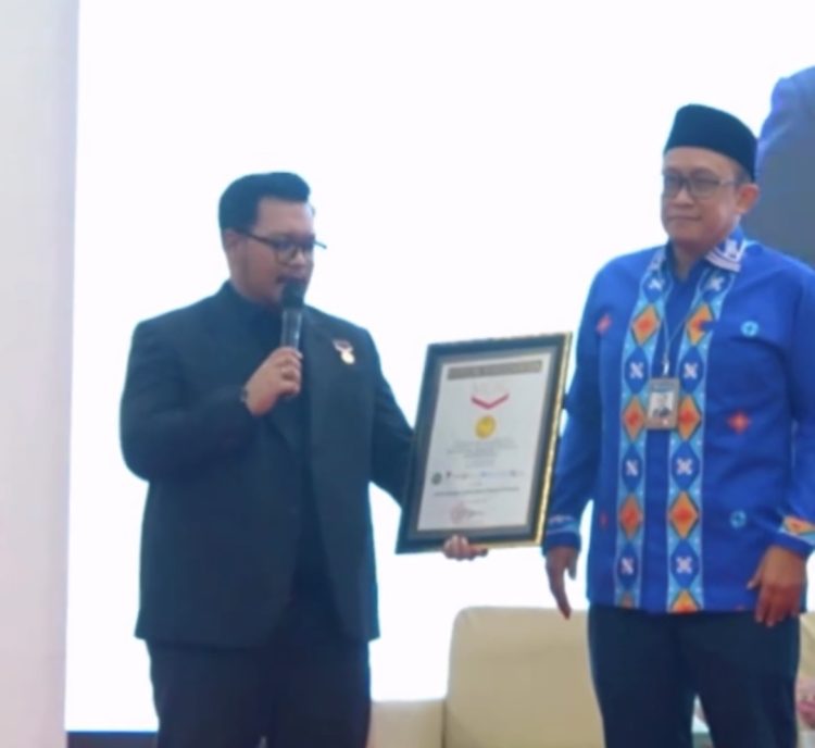Kepala BI Sultra, Edwin   Permadi menerima sertipikat MURI.