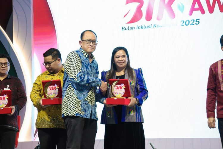 Kepala Bank Indonesia Sulawesi Tenggara, Edwin Permadi menyerahkan penghargaan kepada insan perbankan yang turut mensukseskan BIK 2025.