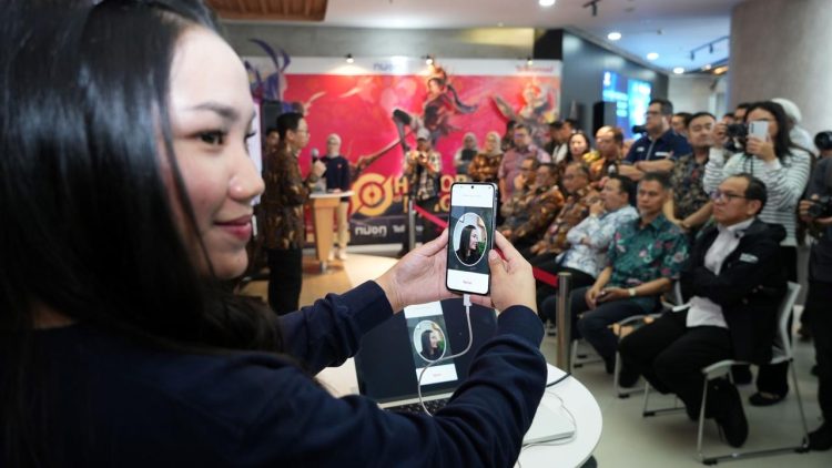 Uji Coba Biometric Telkomsel. Penerapan liveness detection memastikan subjek yang hadir adalah individu yang benar-benar hidup, bukan foto, video, atau manipulasi digital (deepfake).