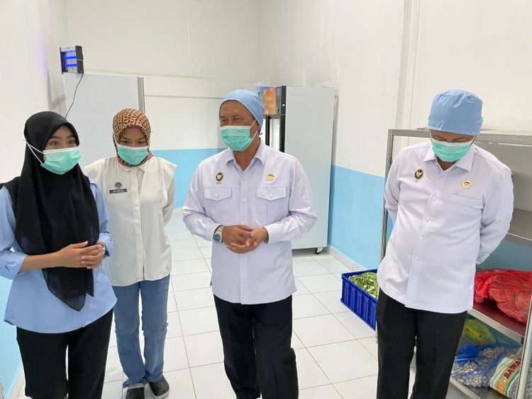 Deputi Koordinasi Bidang Komunikasi dan Informasi Kemenko Polhukam RI, Marsda TNI Eko Dono Indarto mengecek kesiapan SPPG Kecamatan Wuawua.