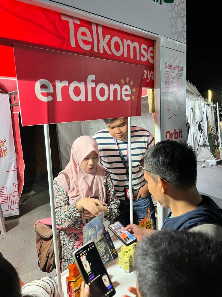 Masyarakat antusias mengunjungi booth Telkomsel dalam Event STQH Nasional di Kendari.