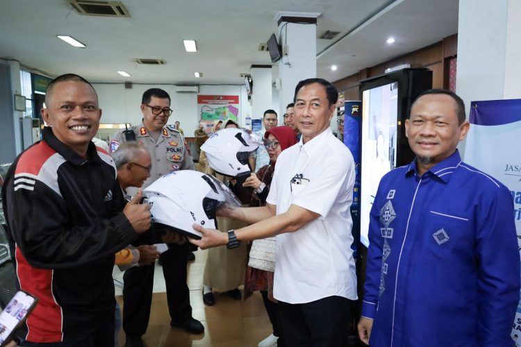 Jasa Raharja melakukan pengecekan dan pemantauan langsung terhadap alur pelayanan pembayaran Pajak Kendaraan Bermotor (PKB), sekaligus mengevaluasi kualitas pelayanan yang diberikan kepada masyarakat Semarang.