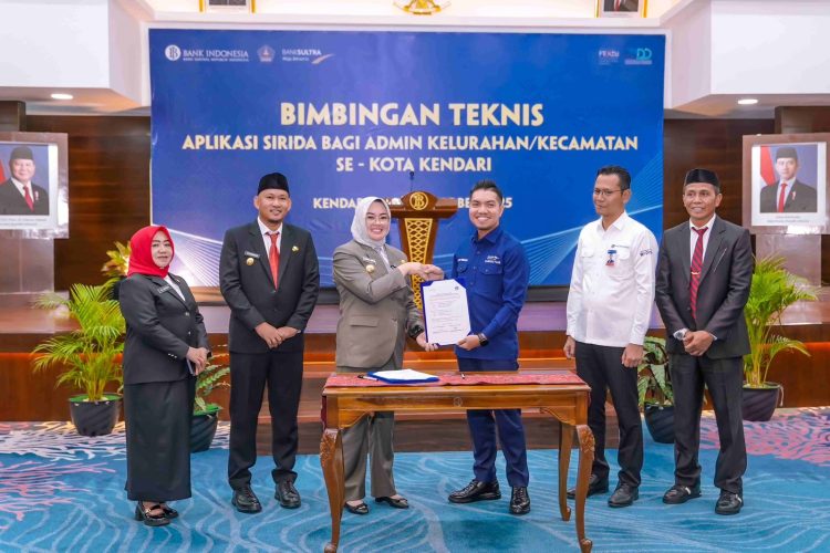 Dirut Bank Sultra, Andri Permana Diputra Abubakar menyerahkan dokumen kerjasama optimalisasi PAD kepada Wali Kota Kendari, Siska Karina Imran.