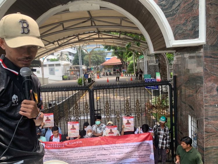 Konsorsium Aktivis Indonesia meminta Kejagung segera memeriksa TFA dalam kasus dugaan kejahatan lingkungan dan penyalahgunaan dokumen pertambangan yang dilakukan oleh PT. Tristaco Mineral Makmur (PT. TMM).