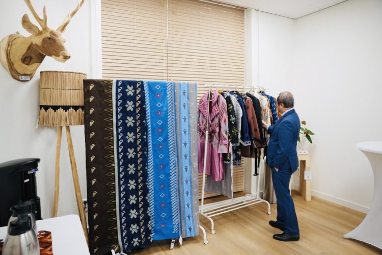 Kain Tenun Tolaki by Lily Tenun Kendari sukses menembus pasar Eropa berkat pendampingan Bank Indonesia dan Bank Sultra.